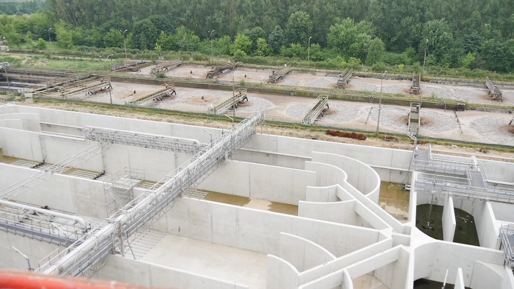 New and old. Cadagua rebuilt the Tomaszów plant while sewage continued to flow in from the city, so that meant building one line at a time. Foreground: the new, Grundfos-designed tanks.