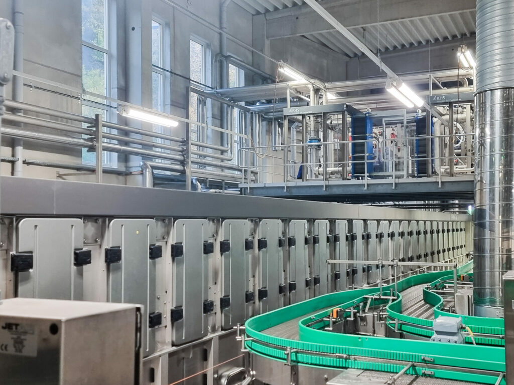 In order to produce branded products of the highest standard, Rhodius employs the latest technology from KHS – a state-of-the-art tunnel pasteuriser.