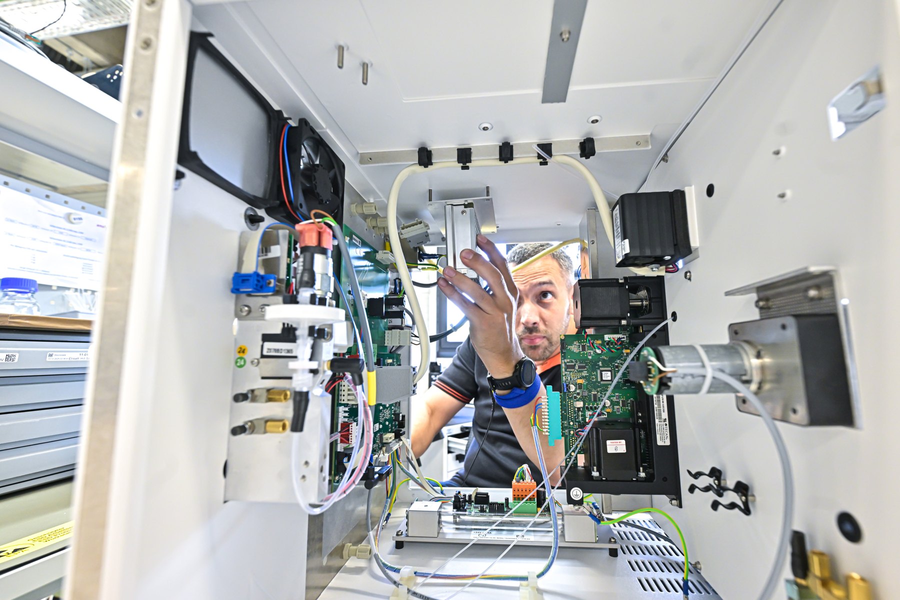 Technician assembling the inside of an analytical system at the Analytik Jena production facility in Ilmenau