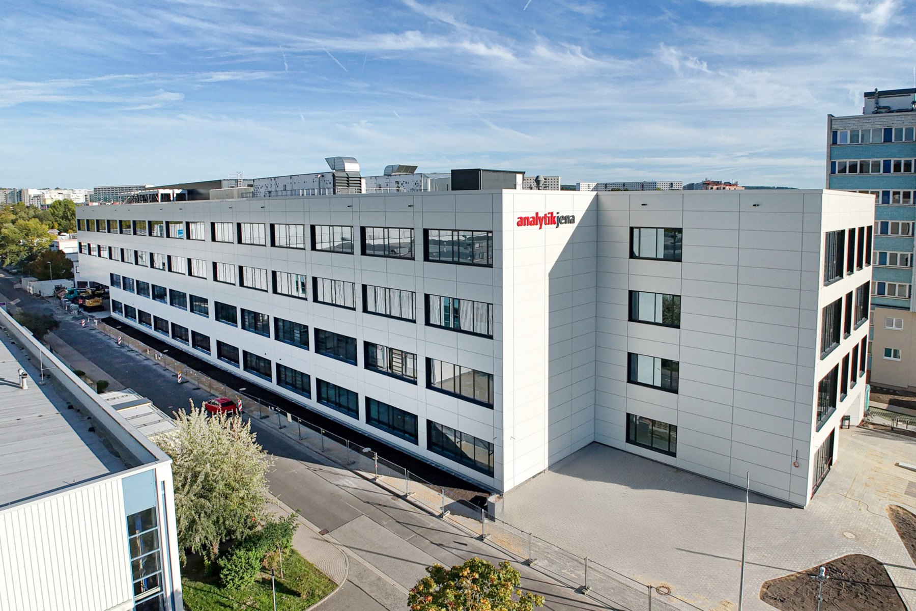 Aerial view of the four-storey Analytik Jena building in Jena with production, warehouse, development, laboratory and office facilities